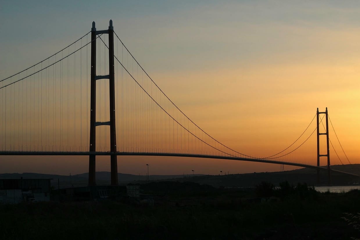 A stunning view of the Çanakkale Bridge at sunset, showcasing its architectural beauty.